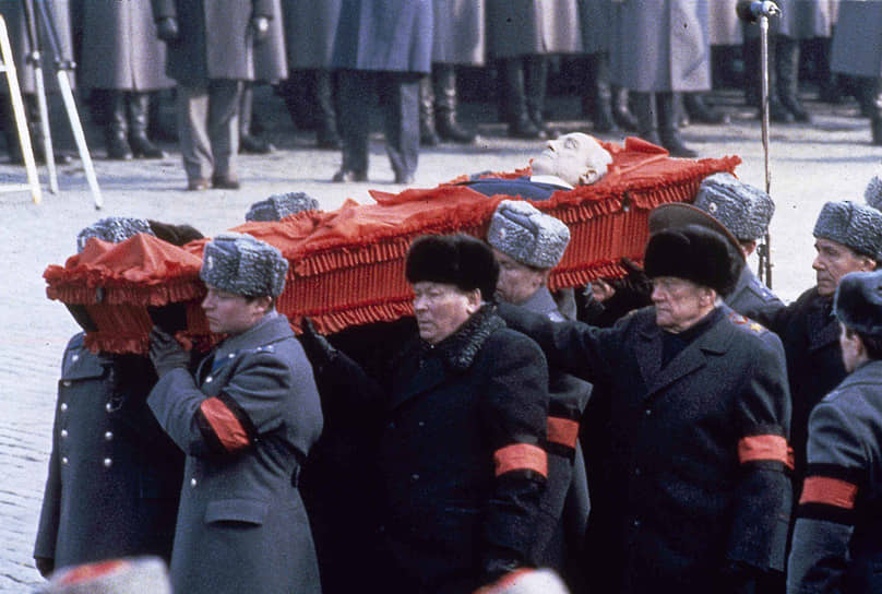 Новый генсек ЦК КПСС Константин Черненко (в центре) с другими членами Политбюро несут гроб с телом Юрия Андропова
