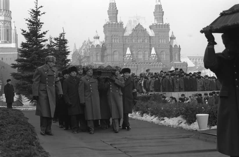Члены Политбюро ЦК КПСС сопровождают гроб