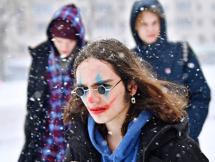 Москва. Молодой человек в гриме во время снегопада 
