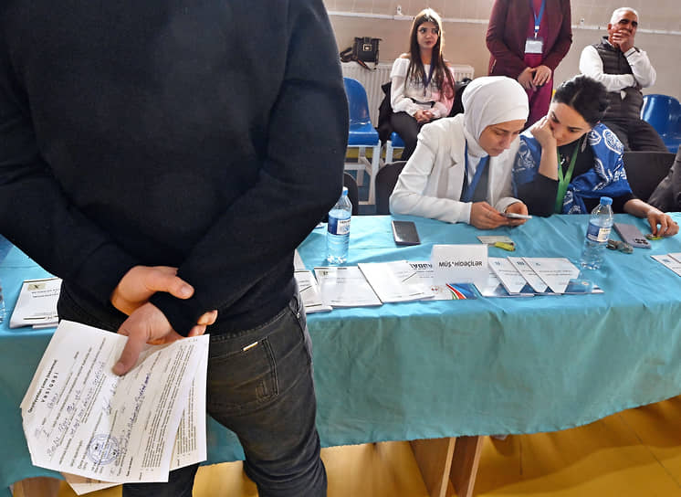 Зангелан, Азербайджан. Члены участковой избирательной комиссии во время выборов президента Азербайджана