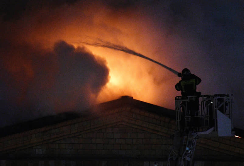 После ликвидации открытого горения пожарные начали проливать и разбирать пострадавшие конструкции