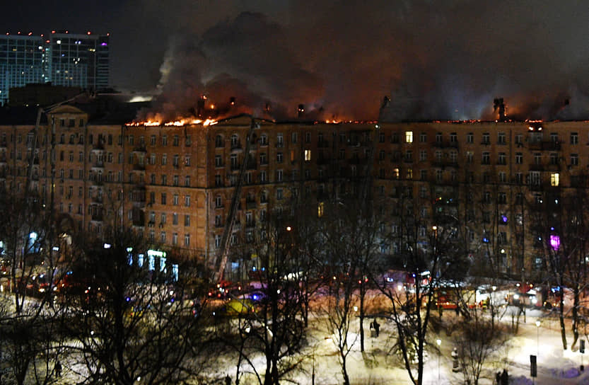 Пожар в жилом доме на улице Черняховского в Москве