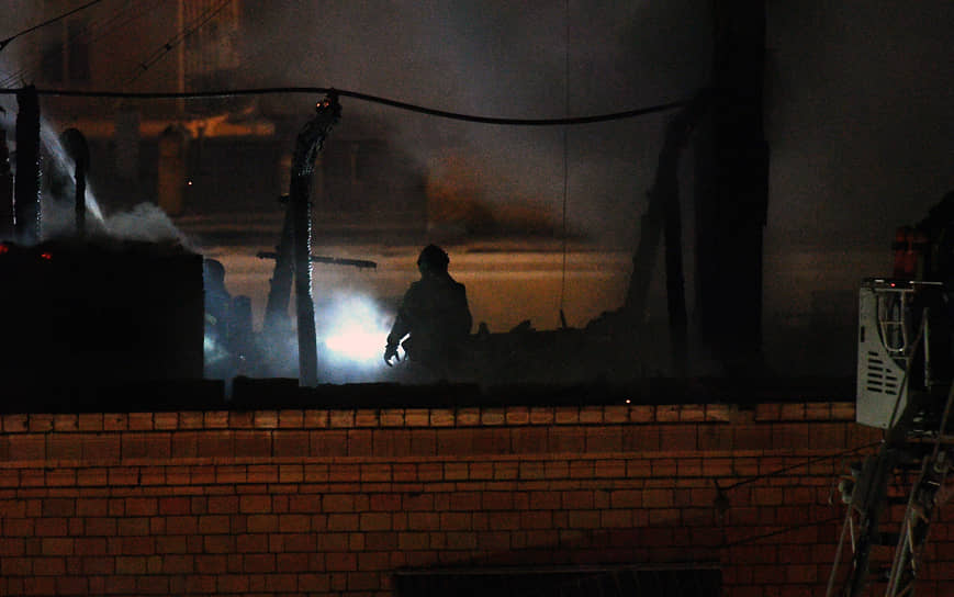 Пожарный на крыше пострадавшего дома