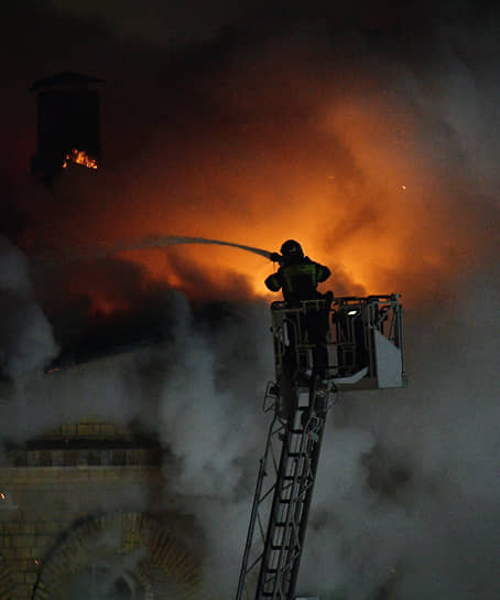 Спасатели тушат пожар на севере Москвы