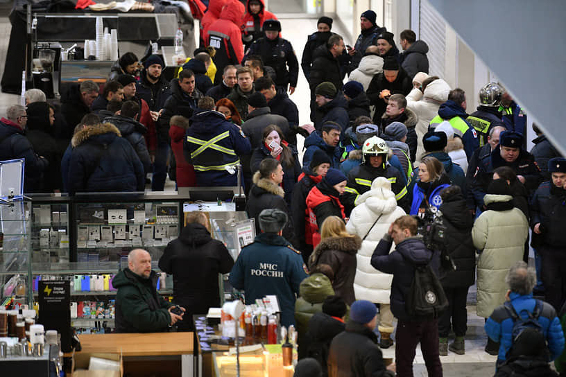 Эвакуированные жильцы в торговом центре «Галерея Аэропорт»