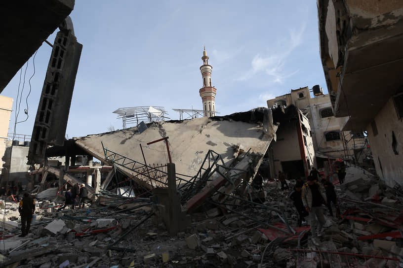 Палестинцы осматривают мечеть, разрушенную в результате израильского удара