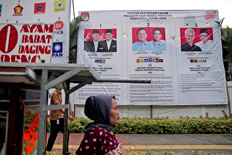 Плакаты с портретами кандидатов в президенты можно встретить в Индонезии повсюду (Джакарта, февраль 2024 года)