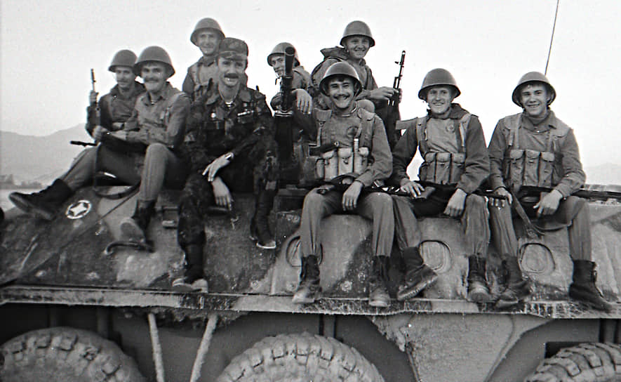 Валерий Востротин (четвертый слева в офицерской форме) с сослуживцами во время войны в Афганистане