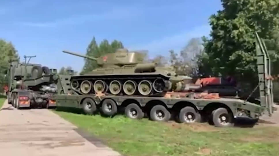 Демонтипрованный танк-памятник Т-34 в Нарве