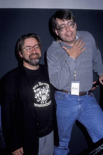 Мэтт Грейнинг некоторое время являлся участником рок-группы The Rock Bottom Remainders, состоящей из писателей. Одним из его партнеров по сцене был Стивен Кинг (на фото справа), который также дважды появился в камео в «Симпсонах»
