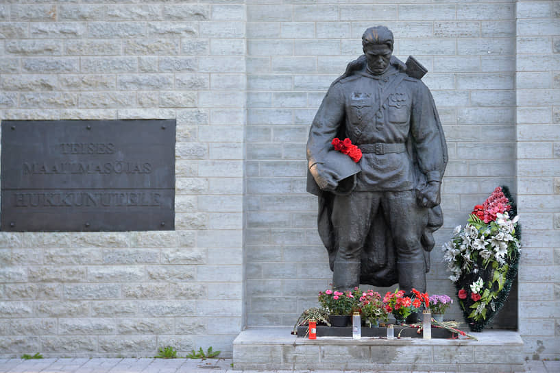 Памятник Воину–освободителю («Бронзовый солдат») в Таллине