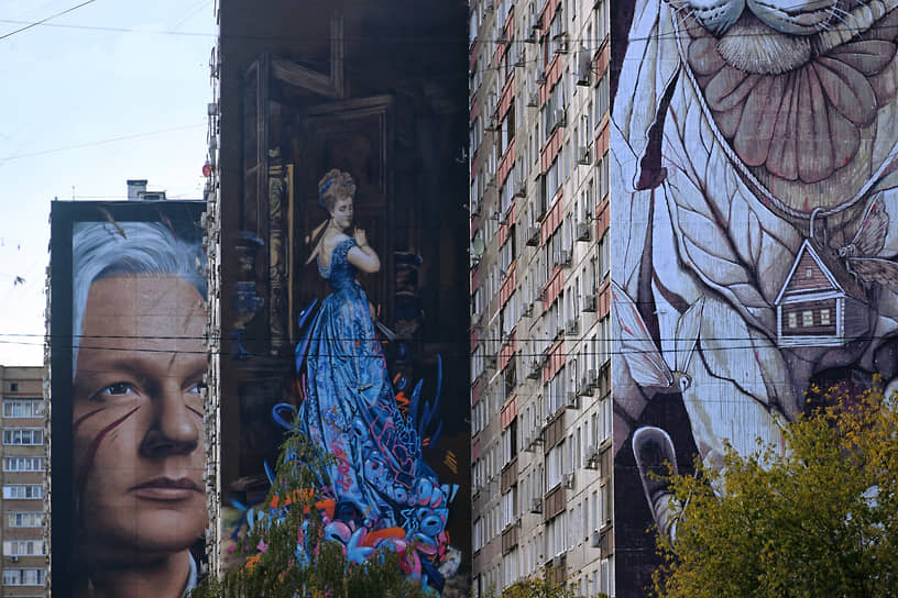Работы участников фестиваля «Urban morphogenesis» на фасадах жилых домов в Балашихе. Слева — портрет Джулиана Ассанжа. 2022 год