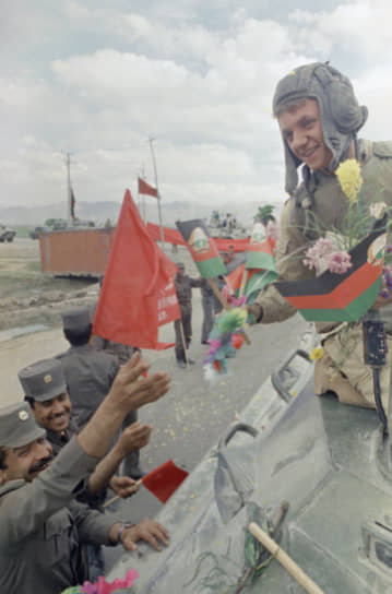 Советский танкист принимает цветы от афганских военнослужащих в Кабуле