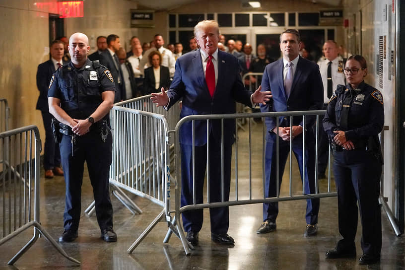 Нью-Йорк, США. Экс-президент США Дональд Трамп у входа в зал уголовного суда Манхэттена
