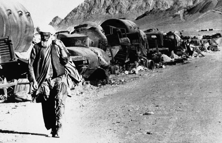 Вереницы сгоревшей военной техники на обочине шоссе к западу от осажденного моджахедами Кандагара