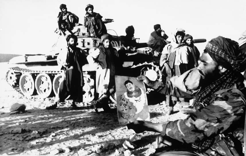 «Правда»: «США фактически подталкивают оппозицию к продолжению гражданской войны»
&lt;br>На фото: моджахеды демонстрируют листовки, высмеивающие президента Наджибуллу, около танка Т-62, захваченного в районе Аргхандаб