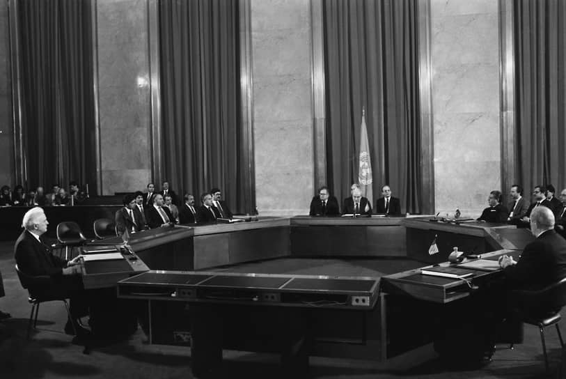Переговоры при посредничестве ООН проходили в Женеве с 1982 года&lt;br>На фото: министр иностранных дел СССР Эдуард Шеварднадзе и госсекретарь США Джордж Шульц во время подписания документов
