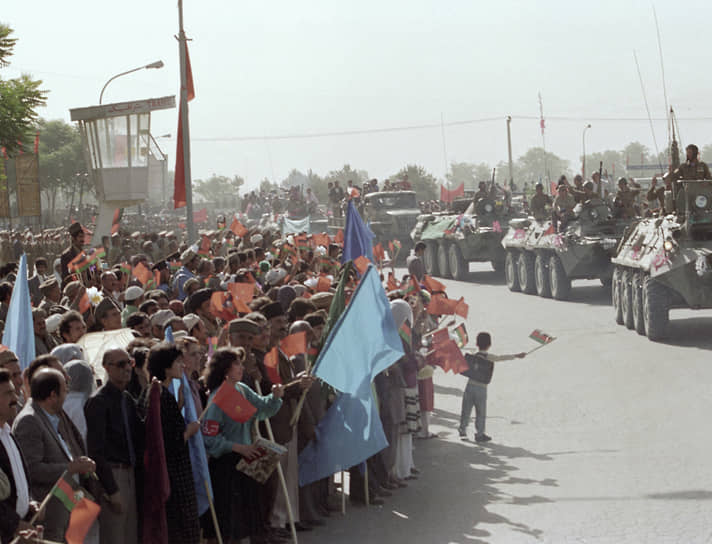 Афганцы провожают колонны советских солдат, покидающих страну 15 мая 