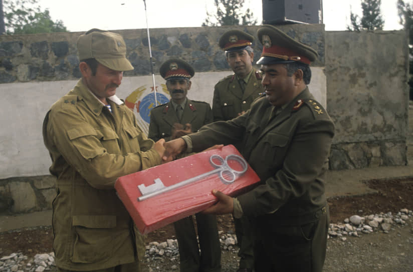 Уходя, Советская армия оставила афганским военным часть оружия, боеприпасов и техники, гарнизоны и символический ключ от воинской части
