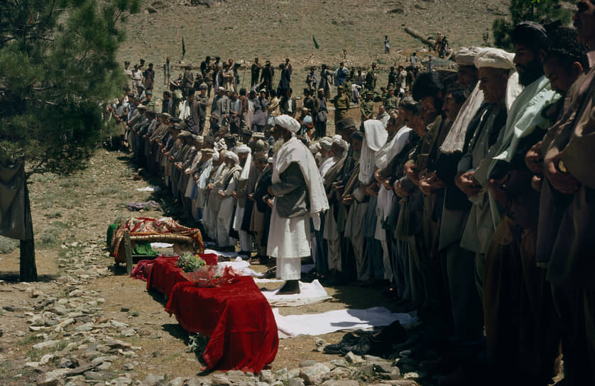 Жители Кабула прощаются с погибшими от рук моджахедов