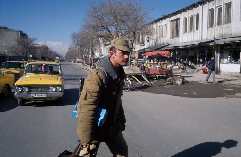 Советский военнослужащий на перекрестке в центре Кабула