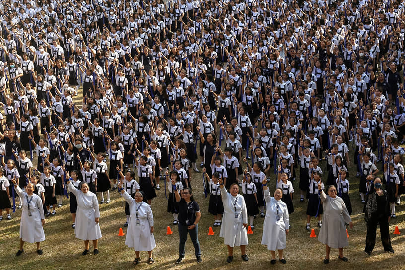 Манила, Филиппины. Студенты колледжа Святой Схоластики на акции One Billion Rising, направленной на прекращение насилия в отношении женщин 