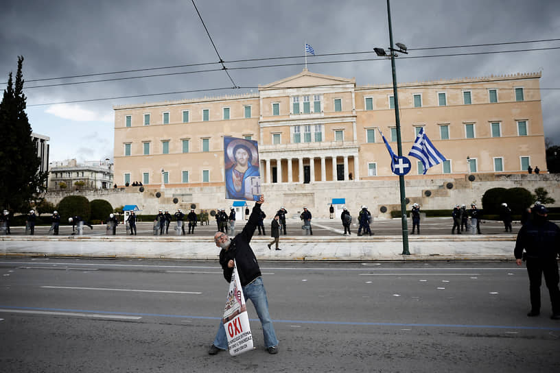 Афины, Греция. Демонстрант с изображением Иисуса Христа на акции против законопроекта об однополых гражданских браках