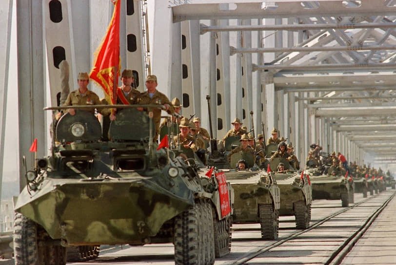 Колонна советской бронетехники на мосту через реку Амударью, разделяющую Афганистан и СССР