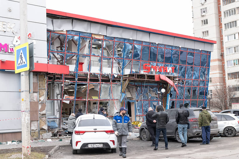 семья в интерьере. счастливая семья в доме. семейные отношения. переезд от родителей.