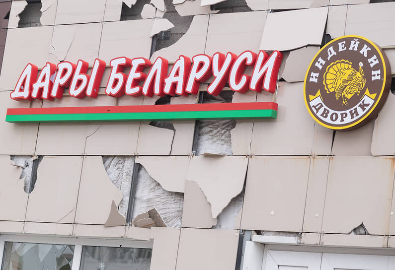 Следы обстрела на фасаде торгового центра в Белгороде