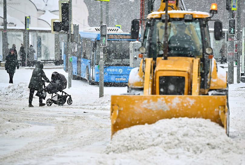 Спецтехника убирает снег в центре города