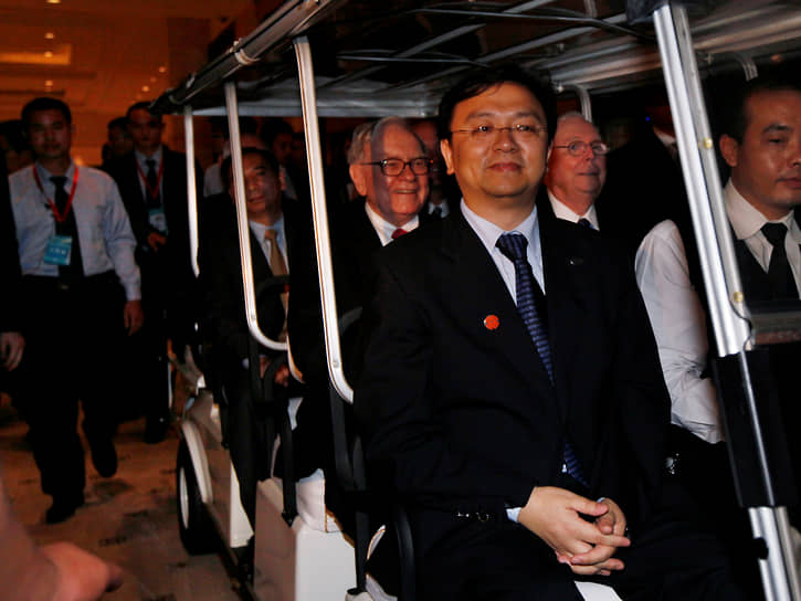 Ван Чуаньфу и американский инвестор Уоррен Баффет (сзади) покидают совместную пресс-конференцию