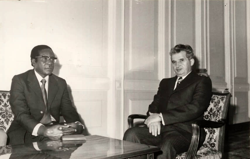 У Мугабе и лидера социалистической Румынии Николае Чаушеску (справа) было много общего — культ личности, диктатура, любовь к роскошной жизни, ориентация на Китай, а не на СССР. Но у Мугабе жизнь сложилась удачнее