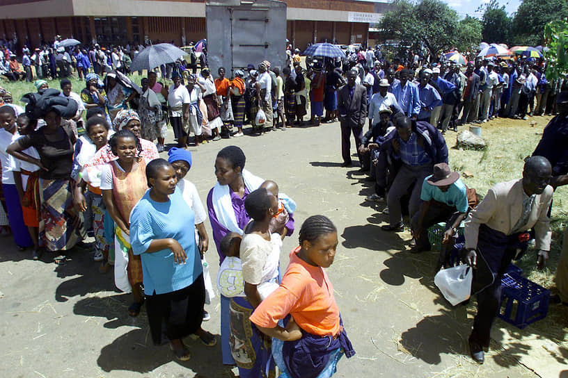 Перед президентскими выборами 2002 года Роберт Мугабе еще не использовал передовую технологию мошенничества с бюллетенями, а полагался на запугивание оппозиции, в результате чего с трудом сумел получить на выборах большинство голосов