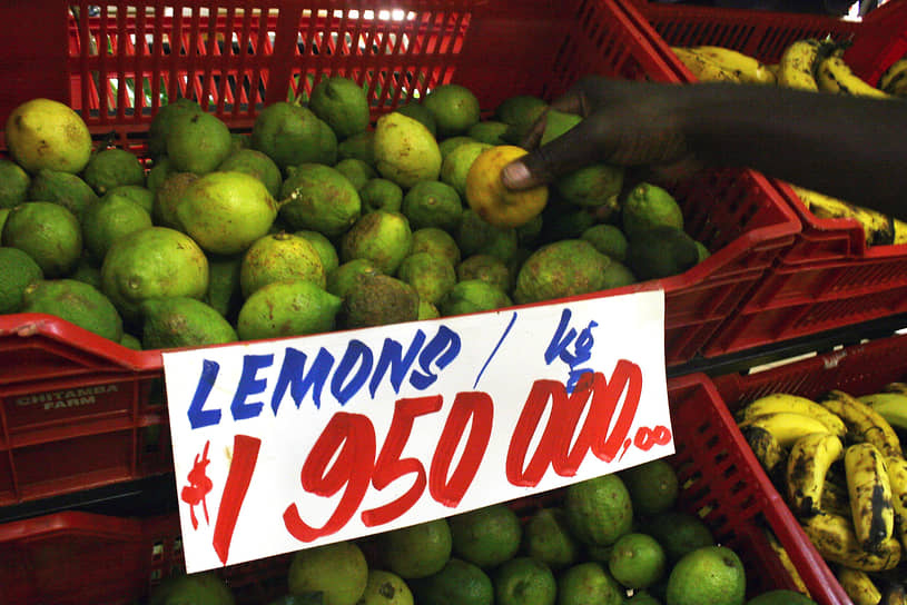 Февраль 2008 года. Хараре. Лимоны стоят 1,95 млн зимбабвийских долларов за килограмм (около 12 центов США). Летом того же года цена лимонов измерялась в миллиардах