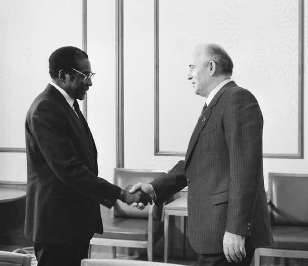 Несмотря на то, что Советский Союз поставил на Нкомо, а не на Мугабе, в 1981 году между СССР и Зимбабве были установлены дипломатические отношения, в 1985 году Роберт Мугабе посетил СССР и встретился с генеральным секретарем ЦК КПСС Михаилом Горбачевым