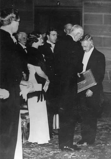 В нобелевской речи Бунин отметил, что премия впервые присуждена литератору-изгнаннику. Нобелевскую медаль и диплом лауреата ему вручил король Швеции Густав V (на фото)