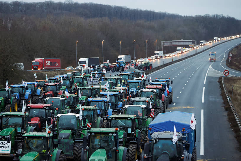Французские фермеры продолжают периодически блокировать основные автомагистрали страны