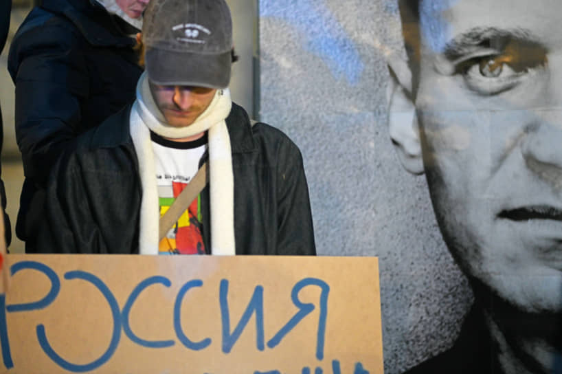 У посольства России в Варшаве в связи со смертью Алексея Навального
