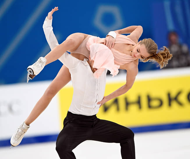 Александра Степанова и Иван Букин с произвольным танцем