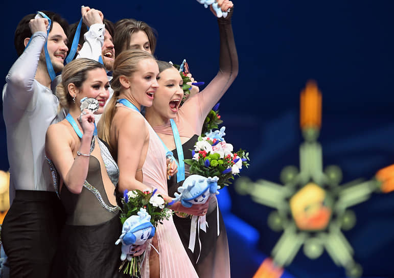 Слева направо: Егор Базин и Елизавета Худайбердиева, Иван Букин и Александра Степанова, Девид Нарижный и Ирина Хавронина на церемонии награждения