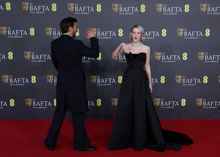Актеры Брэдли Купер и Кэри Маллиган на красной дорожке премии BAFTA