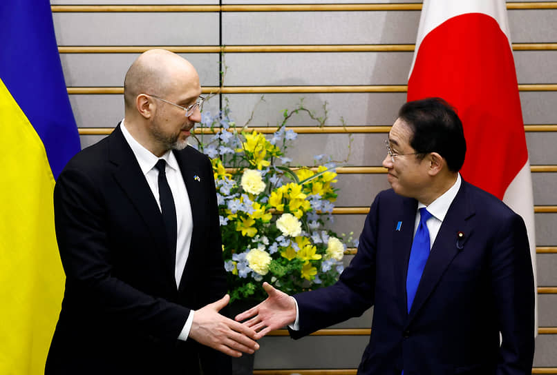 Премьер-министр Украины Денис Шмыгаль (слева) и глава правительства Японии Фумио Кисида