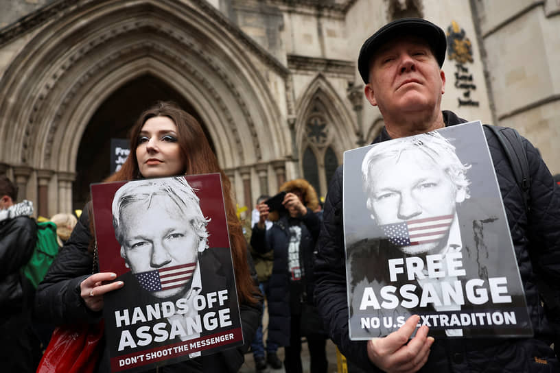 Сторонники основателя WikiLeaks Джулиана Ассанжа стоят возле Высокого суда Лондона