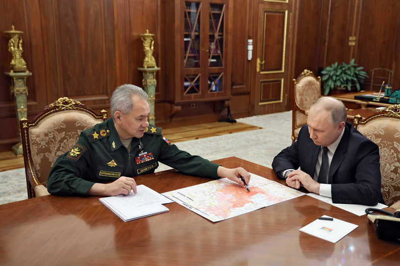 Президент России Владимир Путин с министром обороны России Сергеем Шойгу