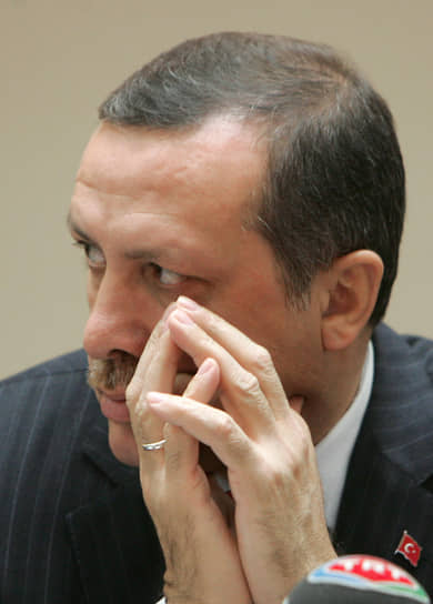 Параллельно в январе 1998 года из-за военного переворота запретили Партию благоденствия. Тогда Эрдоган вступил в Партию добродетели (позже также запрещена из-за призывов к исламизации страны). В 2001 году основал и возглавил Партию справедливости и развития. В ноябре 2002 года она получила 34,3% голосов на выборах в парламент. Из-за судимости Эрдоган не смог войти в него и стал депутатом только в марте 2003 года, когда отменили запрет на избрание в законодательный орган ранее судимых