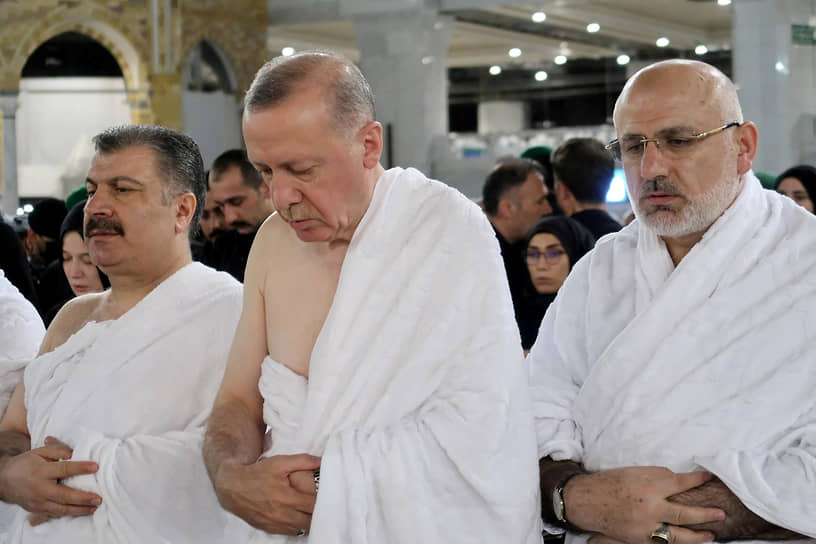 «Ислам не препятствие для демократии. Демократия объединяет всех турок, верующих и неверующих» &lt;br>
На фото: президент Турции Реджеп Тайип Эрдоган (в центре) во время молитвы в Мекке, апрель 2022 года