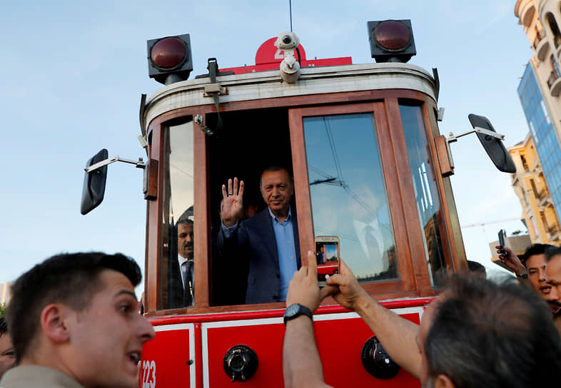 24 июня 2018 года Эрдоган набрал 52,59% голосов и переизбрался на второй срок. На него пришелся существенный экономический спад, вызванный последствиями пандемии и политикой насильственного снижения ключевой ставки 