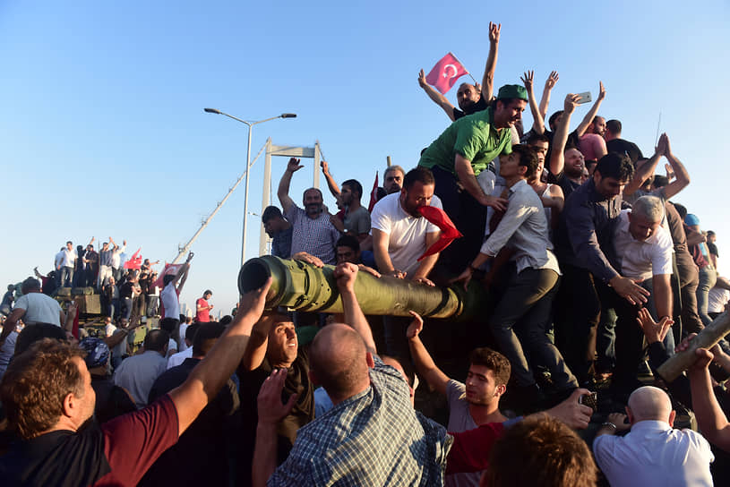 15 июля 2016 года турецкие военные предприняли неудачную попытку госпереворота. В итоге Эрдоган сохранил власть, в стране на три года ввели режим чрезвычайного положения (просуществовал до 19 июля 2018 года). Виновным в организации госпереворота президент назвал проповедника Фетхуллаха Гюлена. В общей сложности было задержано около 30 тыс. человек