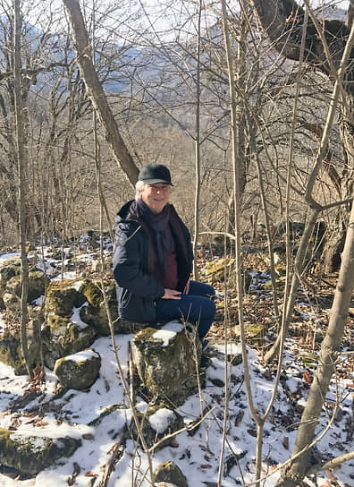 Муса Мурадов на развалинах семейной усадьбы в горах